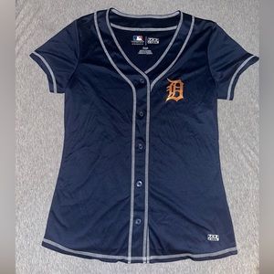 Detroit Tigers button up T-shirt